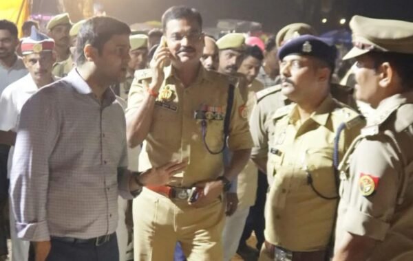 माछिल जमीन उसरा गांव में रास्ते की समस्या को लेकर ग्रामीणों ने प्रशासन से लगाई गुहार, स्थलीय निरीक्षण की मांग